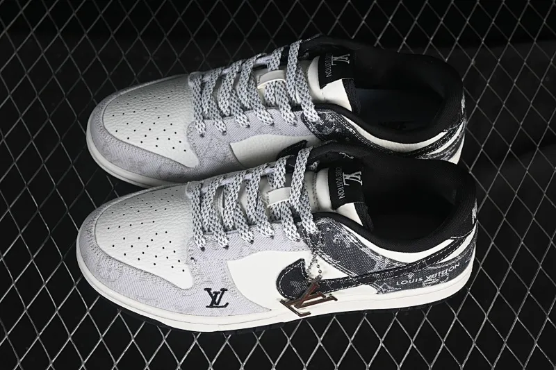 All Categories Nk SB Dunk Series Nk SB Dunk Low High-end Customized Low-top Shoes Nike SB Dunk Low LV Co-branded Spliced ​​Denim High-end Customized Low-top Casual Shoes SC0601-471